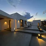 Seafront Serene 6 Bedrooms Willa *