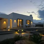 Seafront Serene 6 Bedrooms Willa *