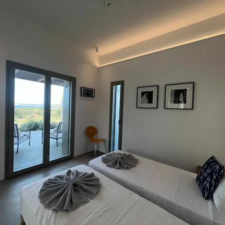 Villa Seafront Serene 6 Bedrooms *