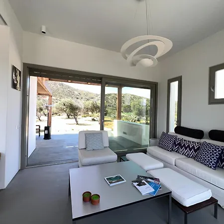 Seafront Serene 6 Bedrooms Villa